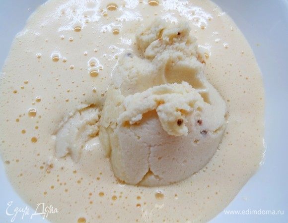 В конце добавить остывшую манную кашу, лимонный сок и перемешать. Дно разъемной формы (у меня диаметром 20 см) застелить бумагой для выпечки. Выпекать в разогретой до 180°С духовке 45–50 минут, чтобы верх сильно не зарумянился, можно прикрыть запеканку фольгой. Когда манник будет готов, деревянная шпажка должна выходить сухой. Важно не передержать манник, чтобы он не был сухим. 
