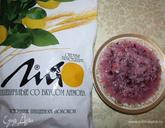 Сначала приготовим творожную икру. Лук почистить, натереть на мелкой терке. 