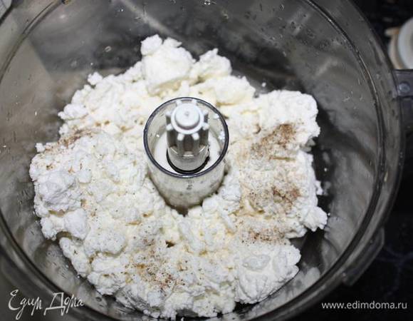 Творог растереть с лимонным соком, солью и перцем. 