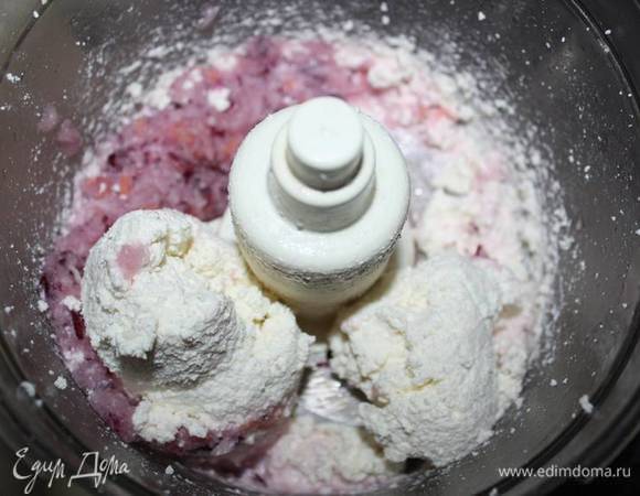 Добавить натертый на мелкой терке лук. 