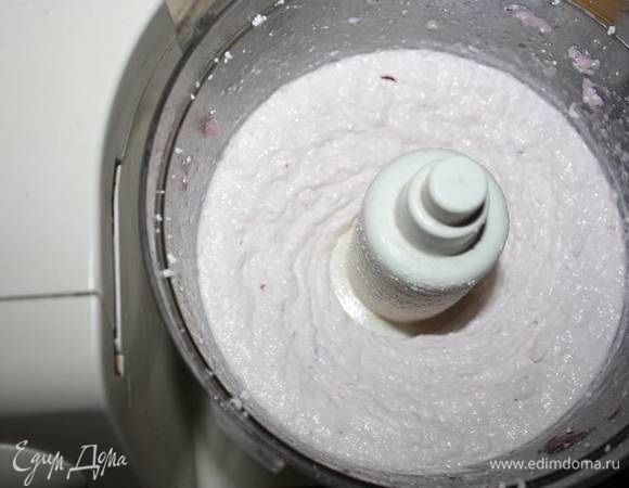 Затем понемногу доливать растительное масло, все время размешивая, до образования однородной массы. 