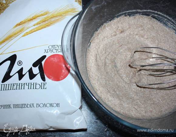 Подготовим тесто. Отруби перемолоть в муку, залить 1 стаканом молока. Оставить минимум на 1,5 часа для набухания (лучше замачивать на ночь). 