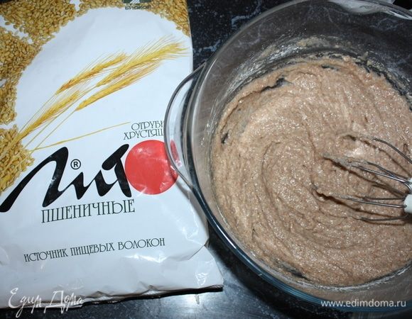 В разбухшие отруби добавим яйцо, сахар, соль, рафинированное растительное масло, разрыхлитель (или соду гашеную). 