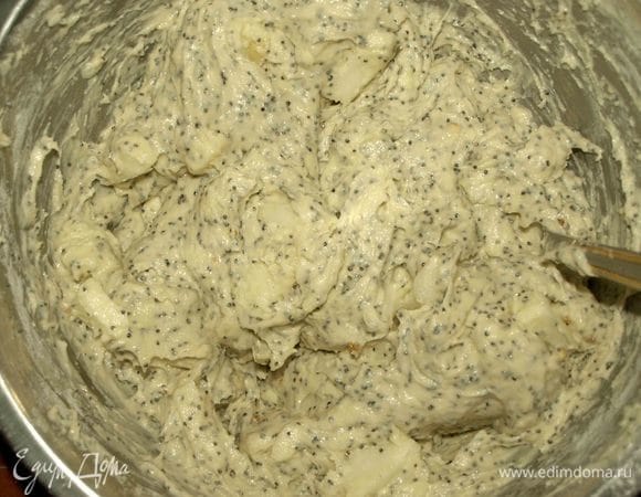 Перемешиваем. Если тесто получается очень густое, то добавьте больше молока.