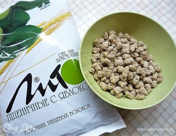 Приготовим необходимое количество отрубей для салата.