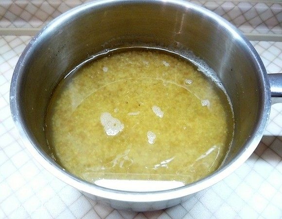 Киноа замачиваем на 2 часа, затем промываем, наливаем воды на палец выше уровня крупы (1:2), варим в течении 15-20 минут.