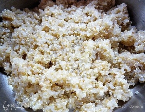 После выкипания воды кастрюлю с киноа накрываем крышкой и даем настояться. Крупа получается мягкой и рассыпчатой.