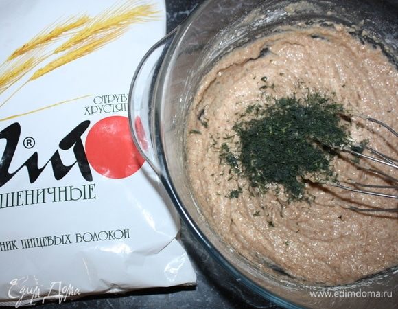 В вместе взбить в блендере. Если тесто слишком жидкое, то добавить муку высшего сорта. Добавить зелень. 