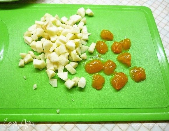 Яблоко и хурму очищаем и нарезаем маленькими кусочками.
