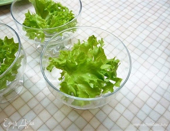 В порционные салатники укладываем листья салата.