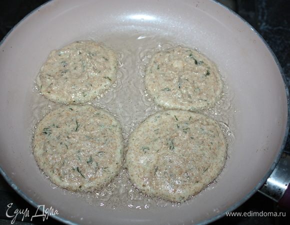 На сковороде разогреть масло. Обжарить с обеих сторон. 