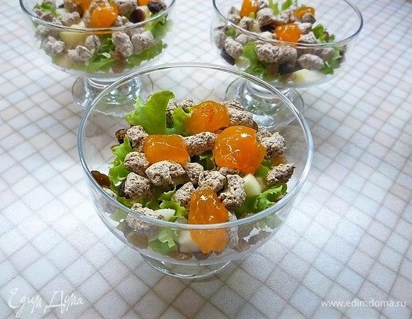 Поверх отрубей кладем кусочки хурмы.