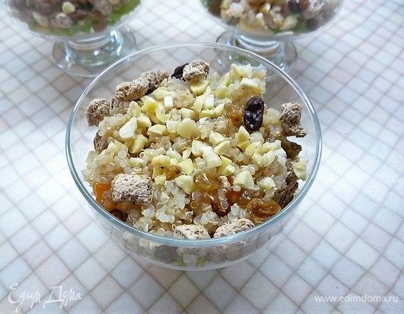 На киноа выкладываем рубленный миндаль.