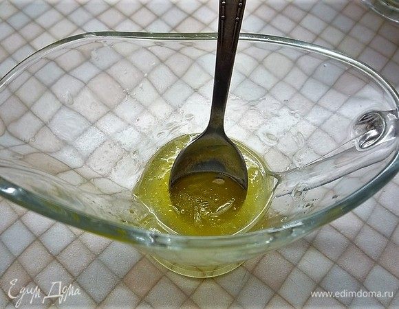 Для заправки смешиваем оливковое масло с медом, добавляем сок лайма и перемешиваем.