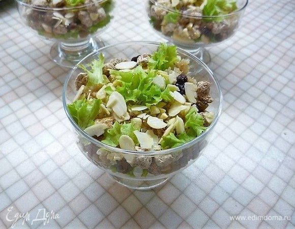 Заправляем салат заправкой, посыпаем листиками салата и лепестками миндаля.