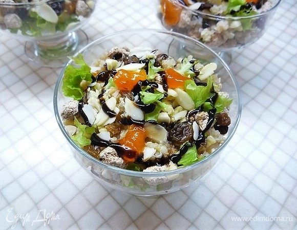 Украшаем кусочками хурмы и поливаем бальзамическим кремом.