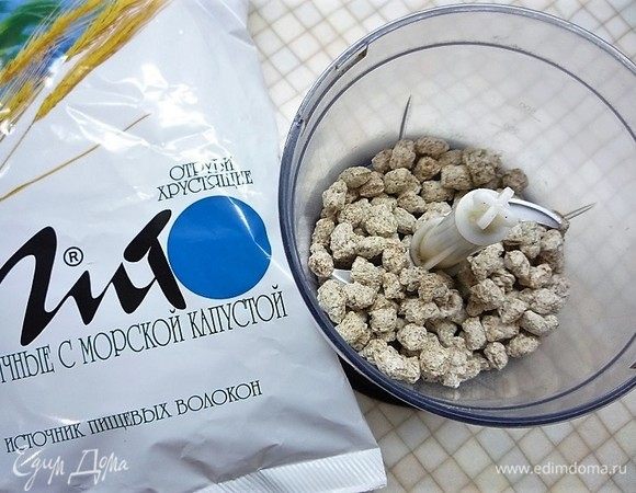 Для блинчиков я взяла отруби с морской капустой, они богаты кальцием и содержат сушеную морскую капусту.