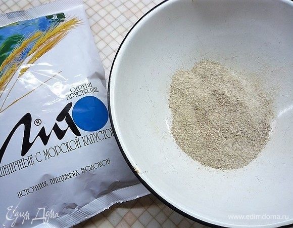 Измельчаем отруби до порошкообразного состояния.