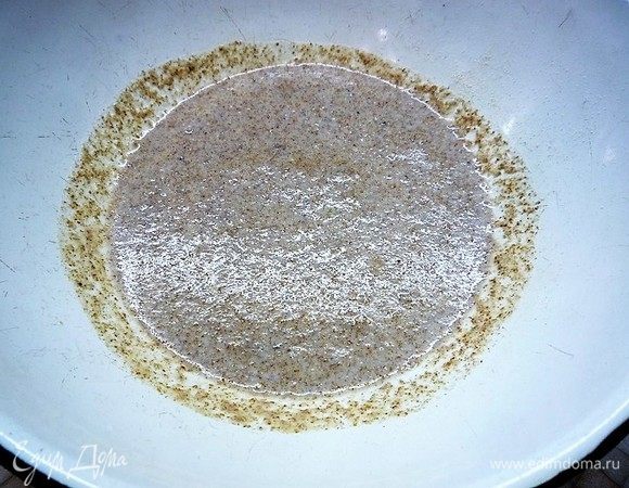 Заливаем измельченные отруби 100 мл теплого молока, накрываем полотенцем и оставляем на 30 минут.