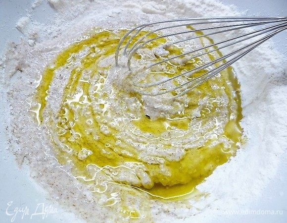 Добавляем 2 стол. ложки оливкового масла, перемешиваем.