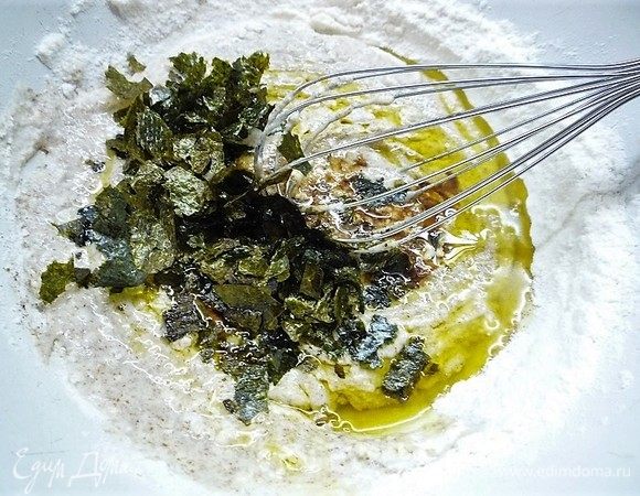 Добавляем 1 ч. л. соевого соуса, нори (я высушила лист нори на сковороде и измельчила руками), доливаем оставшуюся минеральную воду и перемешиваем до однородности.