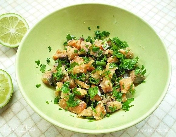 Для начинки в глубокой чашке смешиваем нарезанную маленькими кусочками соленую семгу с нарезанной зеленью петрушки и луком, сбрызгиваем соком лайма.