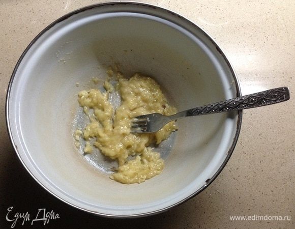 Банан размять вилкой, чтобы получилось пюре.