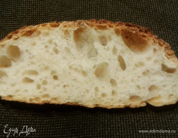 Разрезайте острым ножом :) Это корочка еще горячего хлеба, не удержалась :) Вкусного вам хлеба!!!