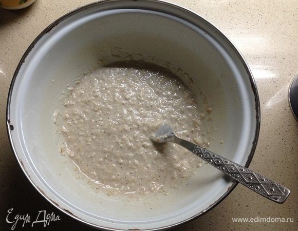 Добавить овсяные хлопья. Перемешать и оставить на 15 минут. Сладости от изюма и банана вполне хватает, так что сахар или мёд точно не нужны.