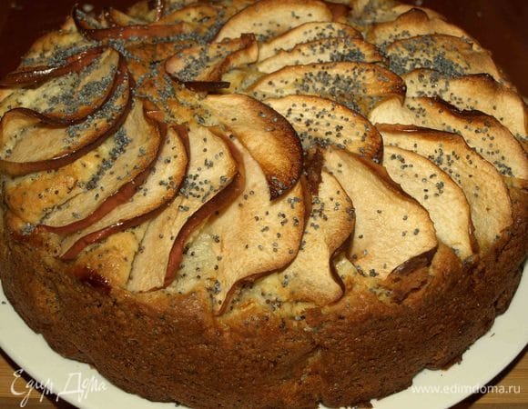 Отправляем в заранее разогретую до 180°С духовку и выпекаем 40 минут или до состояния сухой спицы. Готовый пирог достаем. Даем полностью остыть. Перекладываем из формы на тарелку (блюдо), посыпаем маком.