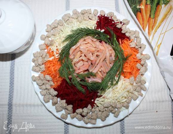 Морковь, свеклу, капусту и рыбу порезать соломкой. Добавить пшеничные отруби ТМ «Лито».