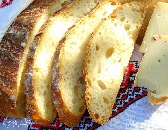 Готовый хлеб при постукиванию по дну издает глухой звук. Достаньте и остудите на решетке. Если хотите чуть смягчить корочку, тогда сразу как достанете заверните на 5-10 минут в влажное полотенце, а потом в сухое до остывания.