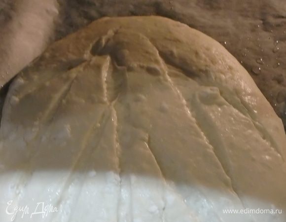 Разогрейте духовку до 230°С. Выложите хлеб с корзинки на пергамент, сделайте надрезы и отправьте в духовку, обязательно с паром. Лучше всего такой хлеб выпекать под колпаком,как я уже выше говорила. Через 15 минут, уменьшите температуру до 200°С , снимите купол и уберите пар, выпекайте еще 20 минут. Я выпекала без колпака.