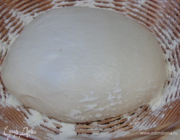 Выложите на присыпанную мукой поверхность,  разделите на две части, если хотите маленькие буханочки, или оставьте целиком. Сформируйте круг или овал и отправьте в присыпанную мукой корзинку на расстойку на 2,5 часа, не забыв прикрыть.