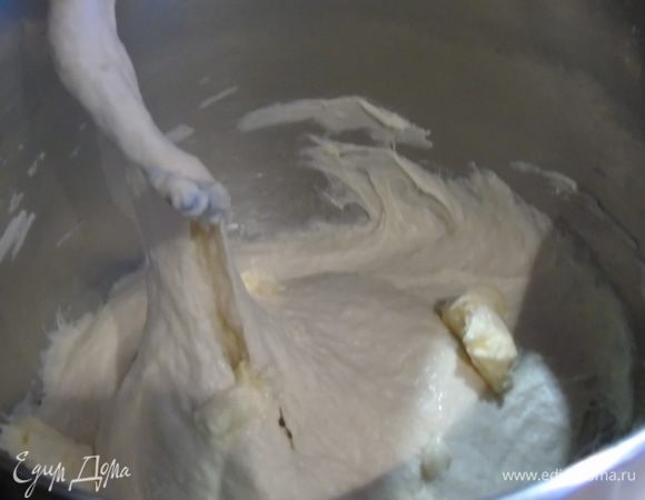 Добавьте сахар и соль, вымешивайте на 2 скорости. На 9-10 минуте добавьте мягкое сливочное масло, месите еще 4-5 минут. 