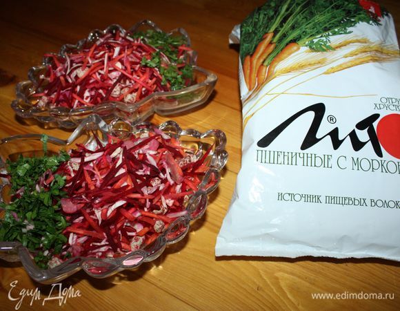 Перед подачей на стол перемешать, разложить по вазочкам, украсть зеленью.  