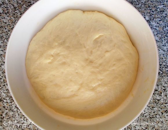 После того, как тесто увеличится в объеме в два раза, его нужно обмять (опустить).  