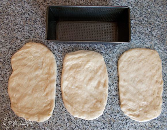 Готовое тесто делим на 3 части. Каждый «колобочек» (кусочек) теста раздавливаем и растягиваем на столе, смазанном раст. маслом, руками (не скалкой!). Толщина должна получится примерно 1 см.

