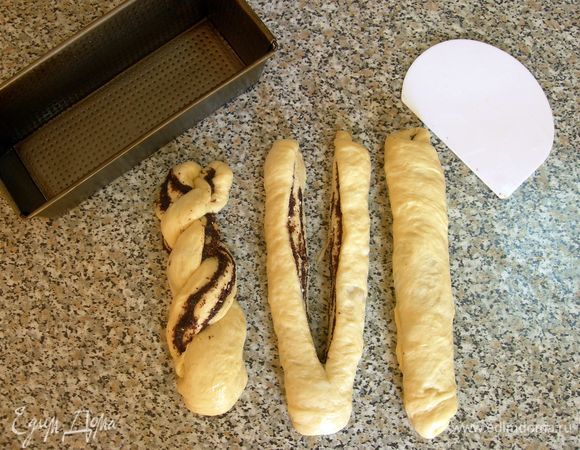 Каждую заготовку плотненько сворачиваем рулетом. Каждый рулетик разрезаем вдоль пополам, отступив от края 2–3 см и заплетаем «канатиком».