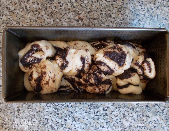 Форму для выпекания хлебца (у меня прямоугольная) щедро смазываем раст. маслом. Укладываем наши «плетенки» в форму. 
Сверху хлебец в форме прикрываем бумагой для выпечки и ставим в теплое место на 20 минут, чтобы он поднялся. 
