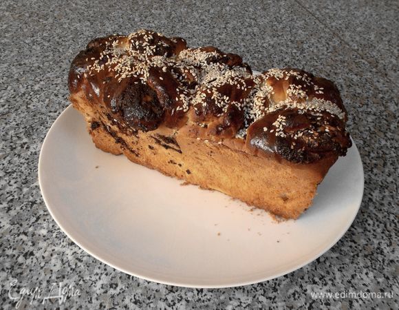 Достаем форму из духовки. Для того, чтобы хлебец  достать из формы, нужно укутать дно и бока горячей формы мокрым полотенцем. Подержать около 10 минут. После этого хлебец можно будет легко достать из формы. Пусть наш хлебец полностью остынет, тогда его будет легко нарезать на ломтики.