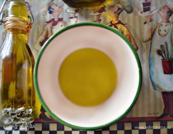 Налейте оливковое масло в пиалу и поставьте в морозильник на 30 мин.