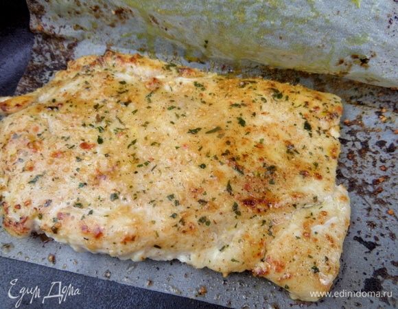 Обжарить в готовых приправах для курицы (по 5 минут с каждой стороны), но это не принципиально, можно просто посолить, поперчить.