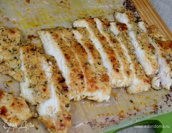 Нарезать на полоски обжаренную курочку.