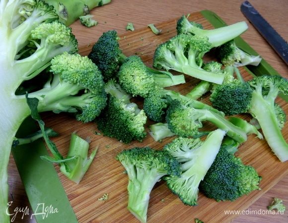 Нарезать брокколи на удобные кусочки.