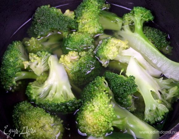 Отварить в горячей воде 3–4 минуты. Воду для варки я не указывала.