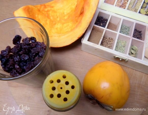 Подготовка специй. Изюм промыть, отжать.