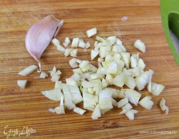Чеснок почистить, порубить.