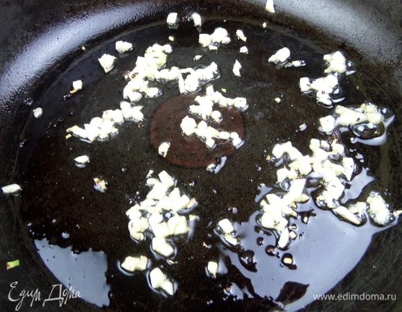 Обжарить на оливковом масле.