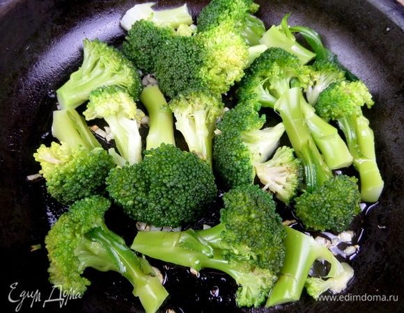Когда чеснок обжарится, перенести к нему брокколи без отвара пока.